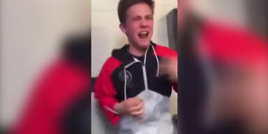 Autsch! Junge verschluckt Chilli-Schote!