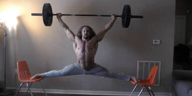 Muskelprotz macht Spagat