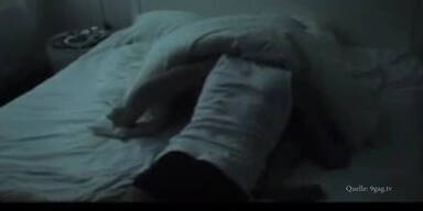 Mann macht fatalen Fehler im Bett