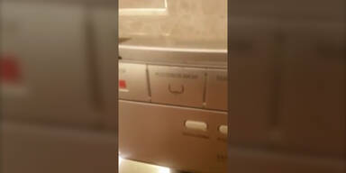 Mann freut sich &uuml;ber Intimsp&uuml;lung!