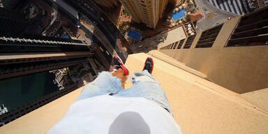 Irrer Fassaden-Springer schockt das Netz