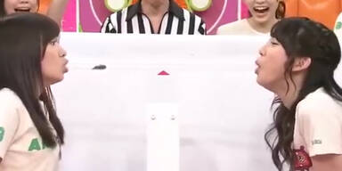 Japanerinnen blasen sich Kakerlaken in den Mund