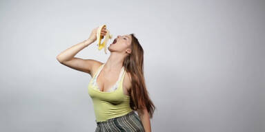 So isst man eine Banane richtig
