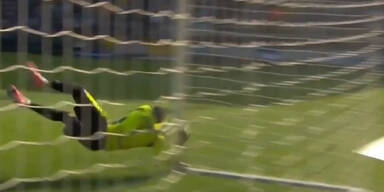 Knock-out: Goalie springt gegen Torstange