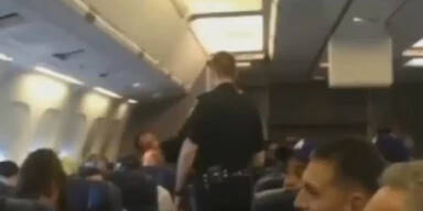 Wegen Houston-Song aus Jet geworfen