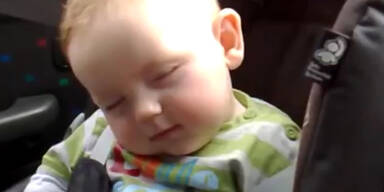 Baby im Kampf mit dem Schlaf
