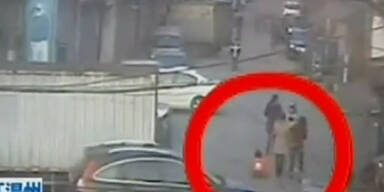 Passanten retten überfahrenes Kind