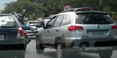 Autofahrerin f&auml;hrt w&uuml;tenden Biker um