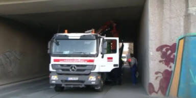 LKW bleibt mit Kran in Brücke hängen