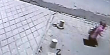 Drama: Frau von Gehweg verschluckt