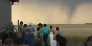Tornado raste auf Hochzeitsgesellschaft zu