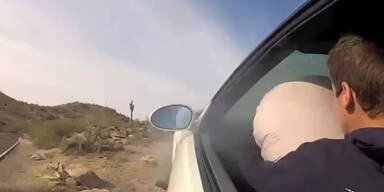 Crash: Junger Raser fliegt mit BMW M3 ab