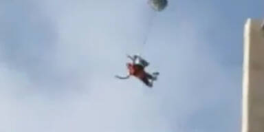 Basejumperin blieb an Balkon hängen