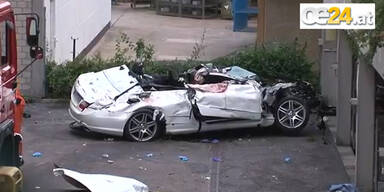 Cabrio fliegt 150 m durch die Luft: 3 Tote