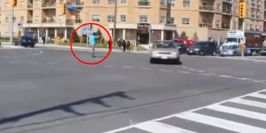 Ampel ausgefallen: Passant regelt Berufsverkehr
