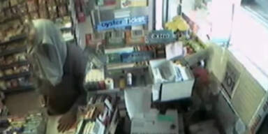 Dieb &uuml;berf&auml;llt Laden mit Unterhose &uuml;ber'm Kopf