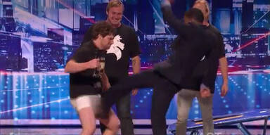 Moderator kickt Mann in seine Kronjuwelen