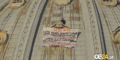 Mann klettert auf Kuppel von Petersdom