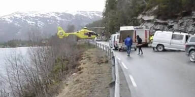 Hubschrauber landet auf Leitplanke