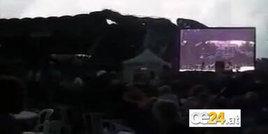 B&uuml;hne st&uuml;rzt w&auml;hrend Cheap Trick-Auftritt ein