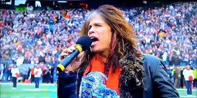 Steven Tyler kr&auml;chzt Nationalhymne
