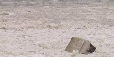 Eisschollen versenken Schiffe auf der Donau