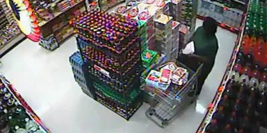 Freche Kaufhaus-Diebin in flagranti ertappt