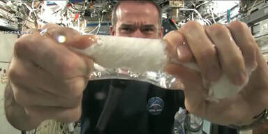 Schwerelos: Astronaut wringt Lappen aus