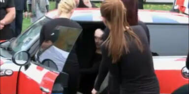 Weltrekord: 28 Frauen in einem Mini Cooper