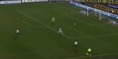 Kurioses Tor: Pfiff von Fan verwirrt Spieler