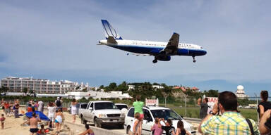Amateurvideo: Flieger landet fast auf Strand