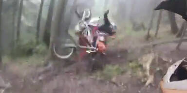 Biker wirft Motorrad auf Kollegen