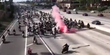 Biker-Heiratsantrag auf der  Autobahn