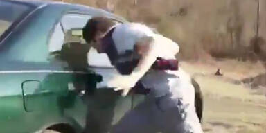 V&ouml;llig irre: Kopfnuss gegen Autoscheibe