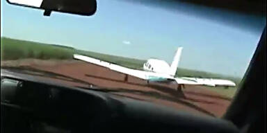 Polizisten rammen Drogenflugzeug