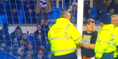 Irrer Fan kettet sich an Tor-Pfosten