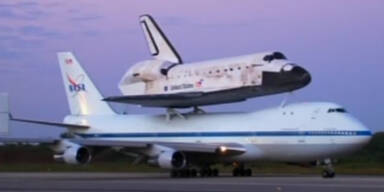 Discovery huckepack ins Museum geflogen