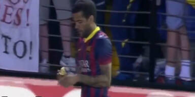 Dani Alves verspeist geworfene "Waffe"