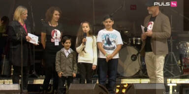 Fl&uuml;chtlinge auf der Voice Of Refugees B&uuml;hne