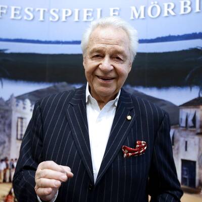 Rihanna - Queen of Downloads