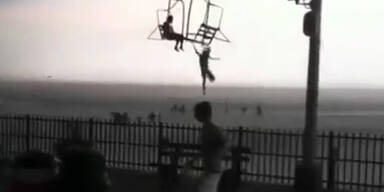 M&auml;dchen springt wegen Gewitter von Sessellift