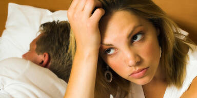 Frau frustriert &uuml;ber Flaute im Bett