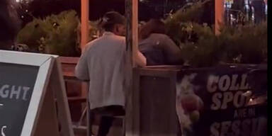 P&auml;rchen beim Sex im Schanigarten erwischt