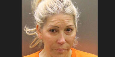 Mutter schmeißt Sex-Partys für ihren Sohn (15)