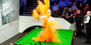 Klima-Aktivist springt bei WM-Spiel auf Tisch