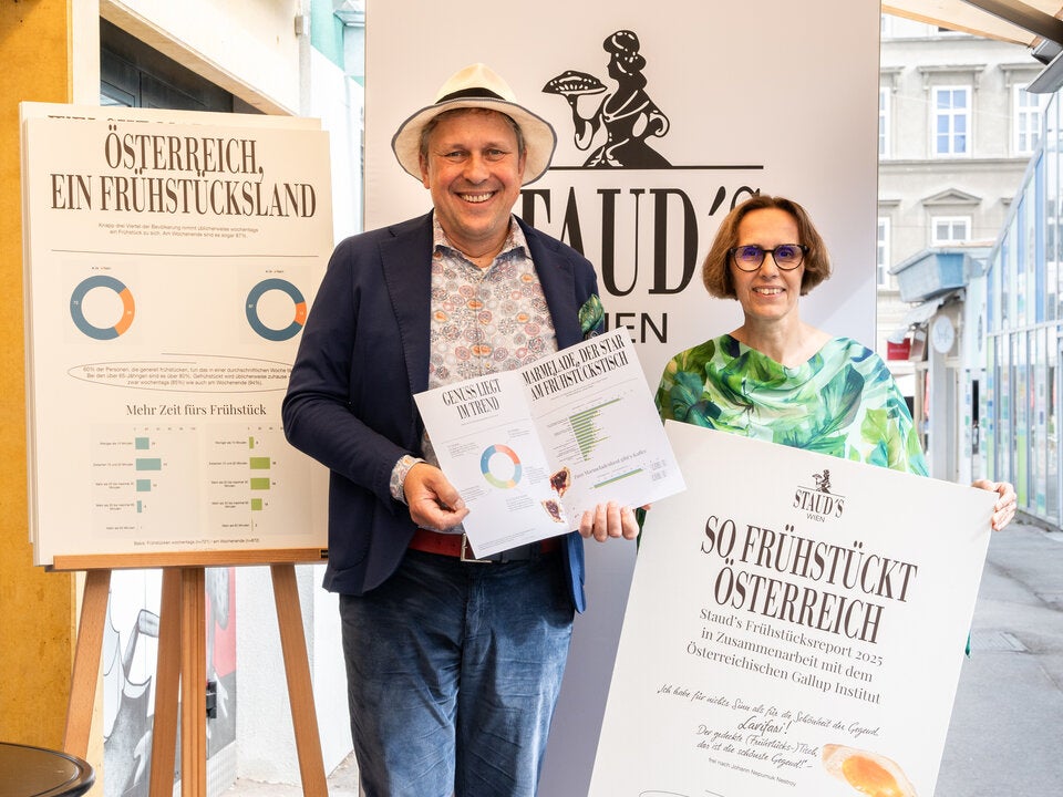 Stefan Schauer (Geschäftsführer Staud's Wien) und Gabriele Reithner (Senior Studienleiterin Gallup Institut Österreich) präsentieren den Staud's Frühstücksreport.