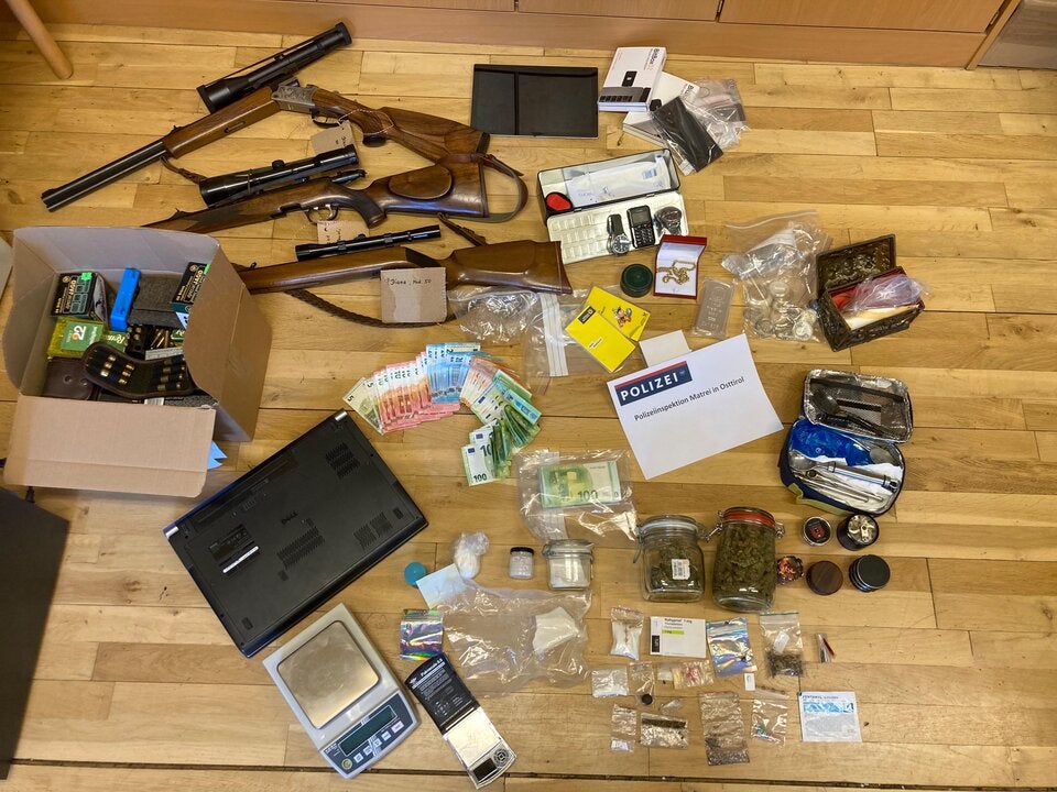Dealer gefasst: Drogen, Geld und Waffen sichergestellt