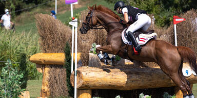 Profi-Reiterin Lea Siegl beim Gel&auml;nderitt (Olympia 2020)