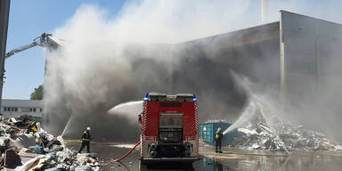 Riesige Rauchs&auml;ule nach Brand in Wien-Simmering
