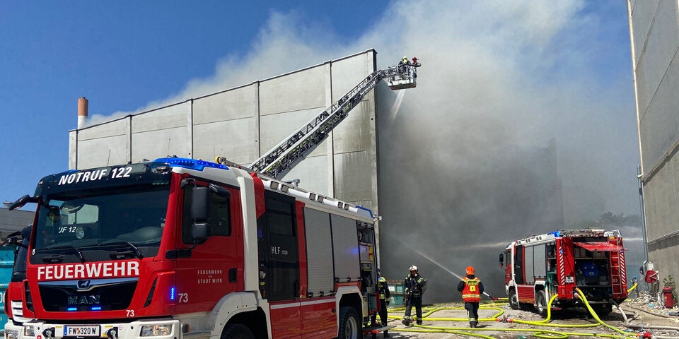 Riesige Rauchsäule nach Brand in Wien-Simmering
